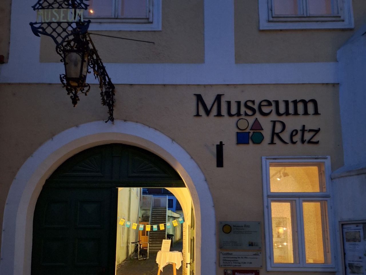 Museum Retz, Außenansicht bei Nacht (© Museumsmanagement Niederösterreich)
